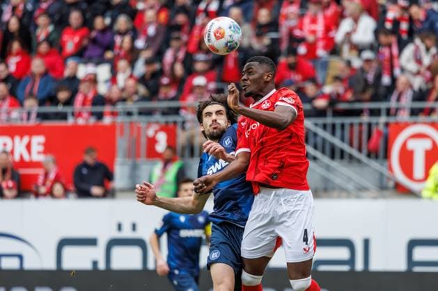 Maxwell Gyamfi (1.FC Kaiserslautern) im Kopfballduell mit Roko Simic (Karlsruher SC), 1. FC Kaiserslautern vs Karlsruher SC, Fussball, 2. Bundesliga, 26. Spieltag, Saison 2025 2026, 15.03.2026 1. FC Kaiserslautern vs Karlsruher SC, Fussball, 2. Bundesliga, 26. Spieltag, Saison 2025 2026, 15.03.2026
