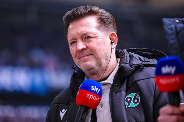 15.03.2026, Fußball, FC Schalke 04 - Hannover 96, 26. Spieltag, 2. Fußball Bundesliga, Veltins-Arena Gelsenkirchen, Saison 2025 2026: Cheftrainer Christian Titz (Hannover96 hc) DFB regulations prohibit any use of photographs as image sequences and or quasi-video. Nordrhein-Westfalen Deutschland