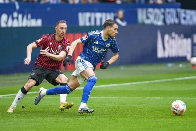Fussball: 2. Bundesliga, 26. Spieltag, FC Schalke 04 - Hannover 96 am 15.03.2026 in Gelsenkirchen (VELTINS-Arena), Deutschland, Saison 2025 2026: DFB DFL REGULATIONS PROHIBIT ANY USE OF PHOTOGRAPHS as IMAGE SEQUENCES and or QUASI-VIDEO: Aouchiche, Adil (24,S04) im Zweikampf mit Neubauer, Maurice (33,H96). Gelsenkirchen VELTINS-Arena Deutschland