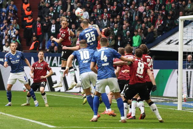 2. Bundesliga - FC Schalke 04 - Hannover 96 am 15.03.2026 in der Veltins-Arena auf Schalke Torwart Nahuel Nicolas Noll (Hannover) rettet vor Nikola Katic (Schalke 25)
