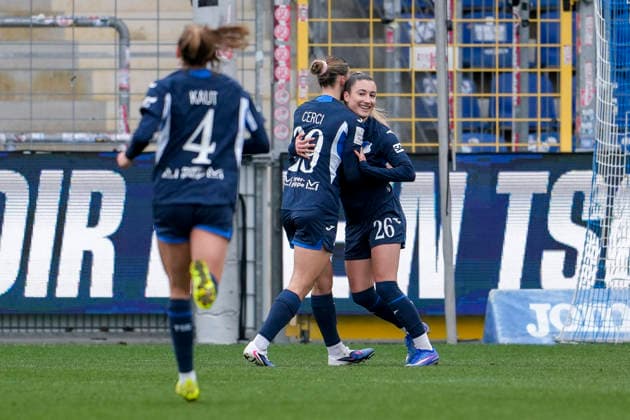 v.li.: Lisann Kaut (TSG, 4), Selina Cerci (TSG, 29), Torschützin Janna Grimm (TSG, 26), Spielerinnen der TSG 1899 Hoffenheim, jubeln über das Tor zum 3:0, Jubel, Torjubel, Torerfolg, celebrate the goal, goal, celebration, jubelt ueber das Tor, Freuen, Freude, freut sich, optimistisch, positiv, Spielszene, Highlight, Action, Aktion, 15.03.2026, Sinsheim (Hoffenheim) (Deutschland), Fussball, Google Pixel Frauen-Bundesliga, TSG 1899 Hoffenheim - SGS Essen, DFB DFL REGULATIONS PROHIBIT ANY USE OF PHOTOGRAPHS AS IMAGE SEQUENCES AND OR QUASI-VIDEO.
