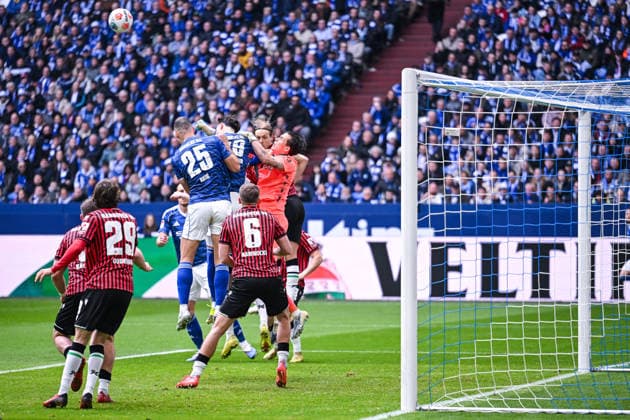 15.03.2026, Fussball, 2. Bundesliga, Saison 2025 2026, 26. Spieltag, FC Schalke 04 - Hannover 96, Eckball immd Nahuel Noll (Hannover 96) bleibt anschließend liegen xRHR-FOTO YYx