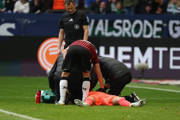 2. Bundesliga - FC Schalke 04 - Hannover 96 am 15.03.2026 in der Veltins-Arena auf Schalke Torwart Nahuel Nicolas Noll (Hannover) Verletzt, Verletzung, Schmerzen