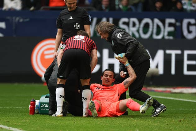 2. Bundesliga - FC Schalke 04 - Hannover 96 am 15.03.2026 in der Veltins-Arena auf Schalke Torwart Nahuel Nicolas Noll (Hannover) Verletzt, Verletzung, Schmerzen