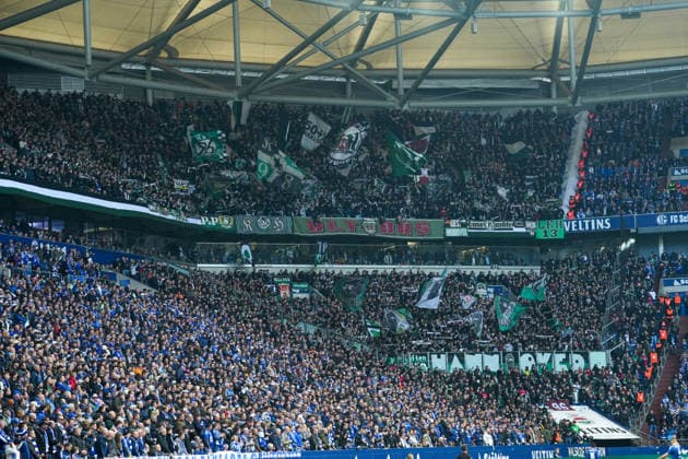 Fussball: 2. Bundesliga, 26. Spieltag, FC Schalke 04 - Hannover 96 am 15.03.2026 in Gelsenkirchen (VELTINS-Arena), Deutschland, Saison 2025 2026: DFB DFL REGULATIONS PROHIBIT ANY USE OF PHOTOGRAPHS as IMAGE SEQUENCES and or QUASI-VIDEO: Die mitgereisten Fans von H96. Gelsenkirchen VELTINS-Arena Deutschland