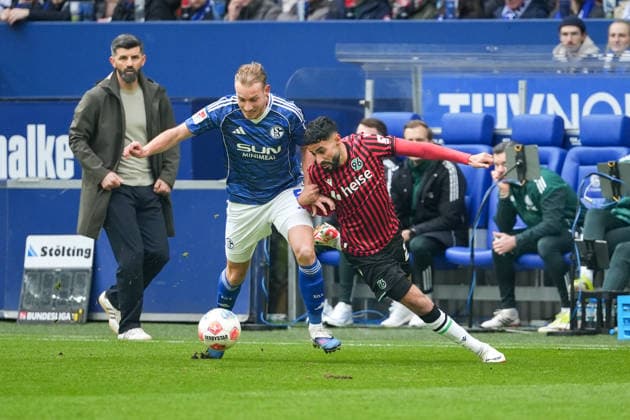 Fussball: 2. Bundesliga, 26. Spieltag, FC Schalke 04 - Hannover 96 am 15.03.2026 in Gelsenkirchen (VELTINS-Arena), Deutschland, Saison 2025 2026: DFB DFL REGULATIONS PROHIBIT ANY USE OF PHOTOGRAPHS as IMAGE SEQUENCES and or QUASI-VIDEO: Saad, Elias (24,H96) im Zweikampf mit Becker, Timo (5,S04) vor den Augen von Miron Muslic (Cheftrainer S04). Gelsenkirchen VELTINS-Arena Deutschland