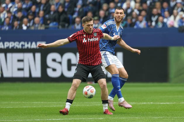 2. Bundesliga - FC Schalke 04 - Hannover 96 am 15.03.2026 in der Veltins-Arena auf Schalke Benjamin Källman Kaellman (Hannover) gegen Hasan Kurucay (Schalke 4)