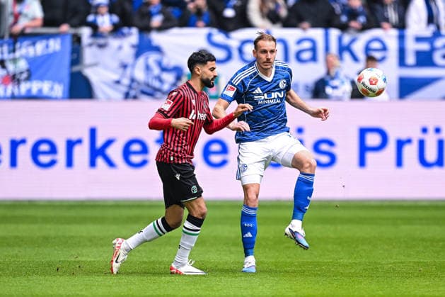 15.03.2026, Fussball, 2. Bundesliga, Saison 2025 2026, 26. Spieltag, FC Schalke 04 - Hannover 96, Elias Saad (Hannover 96), Timo Becker (FC Schalke 04) xRHR-FOTO YYx