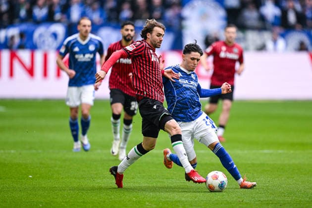 15.03.2026, Fussball, 2. Bundesliga, Saison 2025 2026, 26. Spieltag, FC Schalke 04 - Hannover 96, Kolja Oudenne (Hannover 96), Soufiane El-Faouzi (FC Schalke 04) xRHR-FOTO YYx