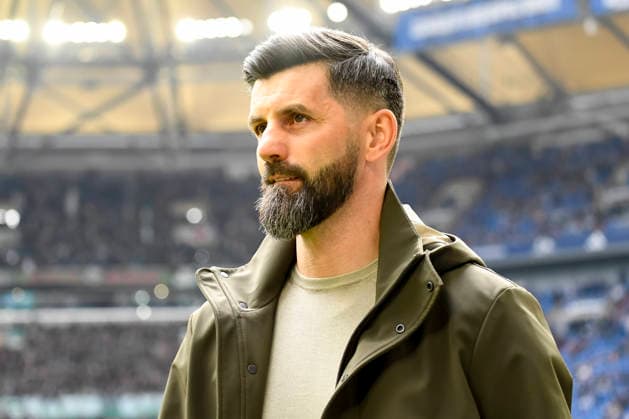 Trainer Miron Muslic (FC Schalke) schaut waehrend des spiels der 2. Bundesliga zwischen FC Schalke 04 und Hannover 96, Veltins-Arena am 15. March 2026 in Gelsenkirchen, Deutschland. (Foto von Max Maiwald DeFodi Images) +++ Trainer Miron Muslic (FC Schalke) looks on during the 2. Bundesliga match between FC Schalke 04 and Hannover 96 at Veltins-Arena on March 15, 2026 in Gelsenkirchen, Germany. (Photo by Max Maiwald DeFodi Images) (Photo by Max Maiwald DeFodi Images) -