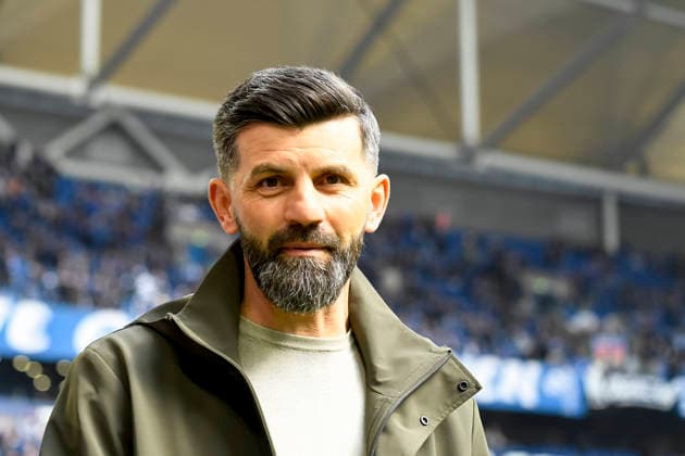 Trainer Miron Muslic (FC Schalke) schaut waehrend des spiels der 2. Bundesliga zwischen FC Schalke 04 und Hannover 96, Veltins-Arena am 15. March 2026 in Gelsenkirchen, Deutschland. (Foto von Max Maiwald DeFodi Images) +++ Trainer Miron Muslic (FC Schalke) looks on during the 2. Bundesliga match between FC Schalke 04 and Hannover 96 at Veltins-Arena on March 15, 2026 in Gelsenkirchen, Germany. (Photo by Max Maiwald DeFodi Images) (Photo by Max Maiwald DeFodi Images) -