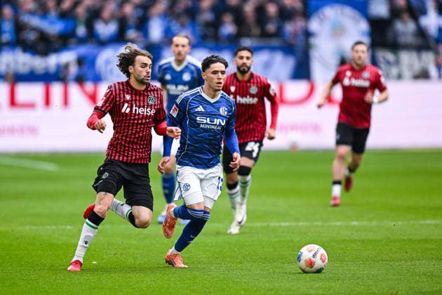 15.03.2026, Fussball, 2. Bundesliga, Saison 2025 2026, 26. Spieltag, FC Schalke 04 - Hannover 96, Kolja Oudenne (Hannover 96), Soufiane El-Faouzi (FC Schalke 04) xRHR-FOTO YYx