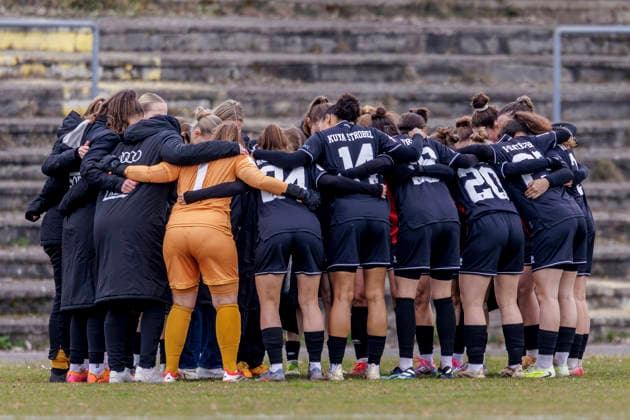 Ingolstadt, Deutschland 15. März 2026: 2.BL - Frauen - 2025 2026 - FC Ingolstadt 04 gegen VfB Stuttgart Im Bild: Die Spielerinnen vom FCI bilden einen Mannschaftskreis zum Schulterschluss. ESV-Stadion Bayern Copyright: xFotostandx xSchäferx