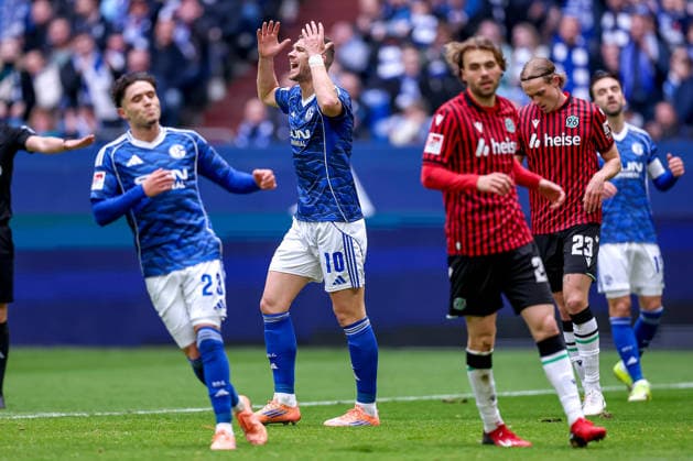 15.03.2026, Fußball, FC Schalke 04 - Hannover 96, 26. Spieltag, 2. Fußball Bundesliga, Veltins-Arena Gelsenkirchen, Saison 2025 2026: Edin Dzeko (Schalke04 10) ärgert sich enttäuscht Enttäuschung gestikulierend auf dem Spielfeld nach einer verschossenen Torchance DFB regulations prohibit any use of photographs as image sequences and or quasi-video. Nordrhein-Westfalen Deutschland