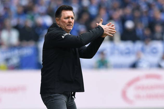 Fußball 2. Bundesliga 26. Spieltag FC Schalke 04 - Hannover 96 am 15.03.2026 in der Veltins Arena in Gelsenkirchen Christian Titz ( Trainer Cheftrainer Hannover ) DFL regulations prohibit any use of photographs as image sequences and or quasi-video.