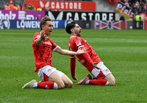 Fussball - 2. Bundesliga - Saison 2025 26 1. FC Kaiserslautern 15.03.2026 Fritz-Walter-Stadion 1. FC Kaiserslautern (fck) - Karlsruher SC (ksc) Flankengeber Naatan SKYTTAE (1. FC Kaiserslautern),li, und Torschütze Semih SAHIN (1. FC Kaiserslautern) 1. FC Kaiserslautern