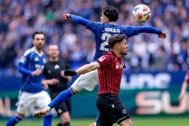 15.03.2026, Fußball, FC Schalke 04 - Hannover 96, 26. Spieltag, 2. Fußball Bundesliga, Veltins-Arena Gelsenkirchen, Saison 2025 2026: Soufiane El-Faouzi (Schalke04 23) im Zweikampf gegen Maik Nawrocki (Hannover96 06) DFB regulations prohibit any use of photographs as image sequences and or quasi-video. Nordrhein-Westfalen Deutschland