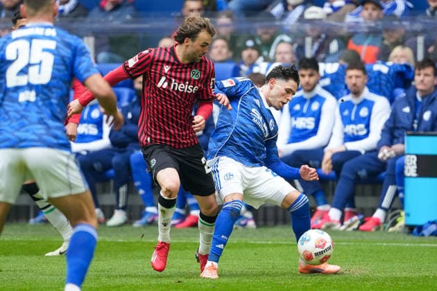 Fussball: 2. Bundesliga, 26. Spieltag, FC Schalke 04 - Hannover 96 am 15.03.2026 in Gelsenkirchen (VELTINS-Arena), Deutschland, Saison 2025 2026: DFB DFL REGULATIONS PROHIBIT ANY USE OF PHOTOGRAPHS as IMAGE SEQUENCES and or QUASI-VIDEO: El-Faouzi, Soufiane (23,S04) im Zweikampf mit Oudenne, Kolja Nuno (29,H96). Gelsenkirchen VELTINS-Arena Deutschland