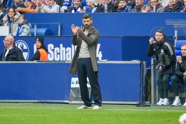 Fussball: 2. Bundesliga, 26. Spieltag, FC Schalke 04 - Hannover 96 am 15.03.2026 in Gelsenkirchen (VELTINS-Arena), Deutschland, Saison 2025 2026: DFB DFL REGULATIONS PROHIBIT ANY USE OF PHOTOGRAPHS as IMAGE SEQUENCES and or QUASI-VIDEO: Miron Muslic (Cheftrainer S04) ist zufrieden mit der Leistung seiner Mannschaft. Gelsenkirchen VELTINS-Arena Deutschland