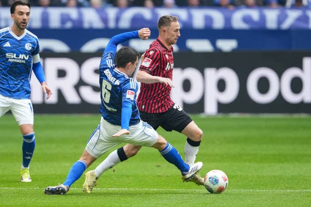 Fussball: 2. Bundesliga, 26. Spieltag, FC Schalke 04 - Hannover 96 am 15.03.2026 in Gelsenkirchen (VELTINS-Arena), Deutschland, Saison 2025 2026: DFB DFL REGULATIONS PROHIBIT ANY USE OF PHOTOGRAPHS as IMAGE SEQUENCES and or QUASI-VIDEO: Neubauer, Maurice (33,H96) im Zweikampf mit Schallenberg, Ron (6,S04). Gelsenkirchen VELTINS-Arena Deutschland