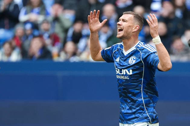 2. Bundesliga - FC Schalke 04 - Hannover 96 am 15.03.2026 in der Veltins-Arena auf Schalke Edin Dzeko (Schalke 10) unzufrieden, enttäuscht, enttaeuscht, niedergeschlagen.