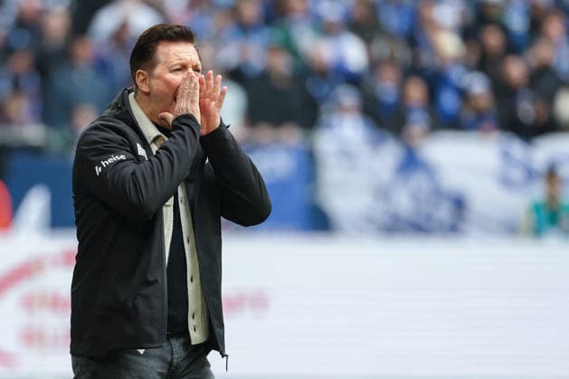 2. Bundesliga - FC Schalke 04 - Hannover 96 am 15.03.2026 in der Veltins-Arena auf Schalke Trainer Christian Titz (Hannover) gibt lautstark Anweisungen