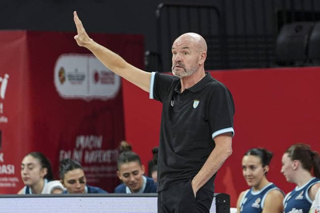 Hungary v Argentina - FIBA Women’s World Cup Qualifiers ISTANBUL, TURKIYE – MARCH 15: Argentina head coach Gregorio Martinez gives instructions to his players during the FIBA Women’s World Cup Qualifiers Group C match between Hungary and Argentina at the Turkcell Basketball Development Center in Istanbul, Turkiye on March 15, 2026. Beyza Comert Anadolu Istanbul Turkey. Editorial use only. Please get in touch for any other usage.  Copyright: x2026xAnadoluxBeyzaxComertx