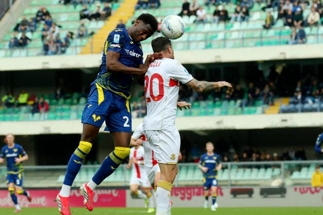 Verona s Daniel Oyegoke , Genoa™s Stefano Sabelli during the Serie A soccer match between Hellas Verona and Genoa at the Bentegodi Stadium in Verona, north west Italy - Sunday , March 15 , 2026. - Soccer .  Copyright: xPaolaxGarbuio Lapressex