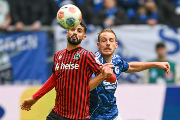 v. li. im Zweikampf Elias Saad (Hannover 24) Timo Becker (Schalke 5) 15.03.2026 ¢ Fussball ¢ FC Schalke 04 vs Hannover 96, Veltins-Arena, Gelsenkirchen, DFB DFL REGULATIONS PROHIBIT ANY USE OF PHOTOGRAPHS AS IMAGE SEQUENCES AND OR QUASI-VIDEO