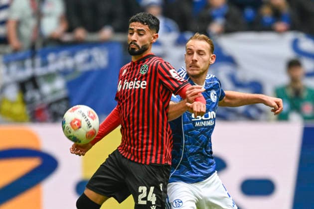 v. li. im Zweikampf Elias Saad (Hannover 24) Timo Becker (Schalke 5) 15.03.2026 ¢ Fussball ¢ FC Schalke 04 vs Hannover 96, Veltins-Arena, Gelsenkirchen, DFB DFL REGULATIONS PROHIBIT ANY USE OF PHOTOGRAPHS AS IMAGE SEQUENCES AND OR QUASI-VIDEO