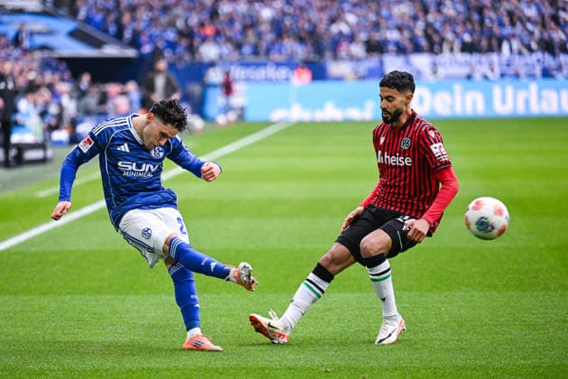 15.03.2026, Fussball, 2. Bundesliga, Saison 2025 2026, 26. Spieltag, FC Schalke 04 - Hannover 96, Soufiane El-Faouzi (FC Schalke 04), Elias Saad (Hannover 96) xRHR-FOTO YYx