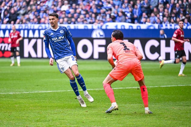 15.03.2026, Fussball, 2. Bundesliga, Saison 2025 2026, 26. Spieltag, FC Schalke 04 - Hannover 96, Dejan Ljubicic (FC Schalke 04), Nahuel Noll (Hannover 96) xRHR-FOTO YYx