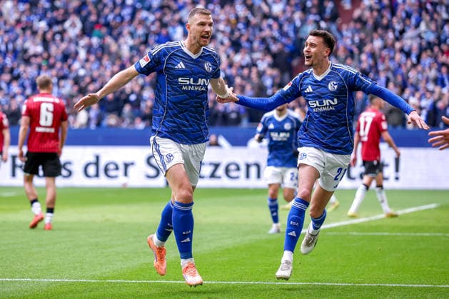 15.03.2026, Fußball, FC Schalke 04 - Hannover 96, 26. Spieltag, 2. Fußball Bundesliga, Veltins-Arena Gelsenkirchen, Saison 2025 2026: Torjubel nach dem Tor zum 1:0 durch Torschütze Edin Dzeko (Schalke04 10) zusammen mit Dejan Ljubicic (Schalke04 21) DFB regulations prohibit any use of photographs as image sequences and or quasi-video. Nordrhein-Westfalen Deutschland