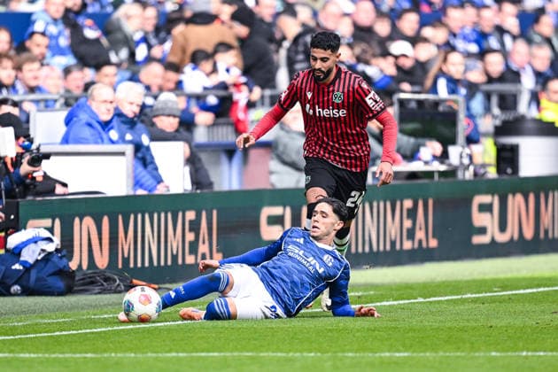 15.03.2026, Fussball, 2. Bundesliga, Saison 2025 2026, 26. Spieltag, FC Schalke 04 - Hannover 96, Soufiane El-Faouzi (FC Schalke 04), Elias Saad (Hannover 96) xRHR-FOTO YYx