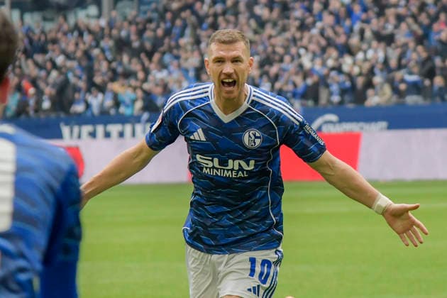 Edin Dzeko (Schalke 10) jubelt nach dem Tor zum 1:0 15.03.2026 ¢ Fussball ¢ FC Schalke 04 vs Hannover 96, Veltins-Arena, Gelsenkirchen, DFB DFL REGULATIONS PROHIBIT ANY USE OF PHOTOGRAPHS AS IMAGE SEQUENCES AND OR QUASI-VIDEO