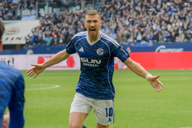 Edin Dzeko (Schalke 10) jubelt nach dem Tor zum 1:0 15.03.2026 ¢ Fussball ¢ FC Schalke 04 vs Hannover 96, Veltins-Arena, Gelsenkirchen, DFB DFL REGULATIONS PROHIBIT ANY USE OF PHOTOGRAPHS AS IMAGE SEQUENCES AND OR QUASI-VIDEO