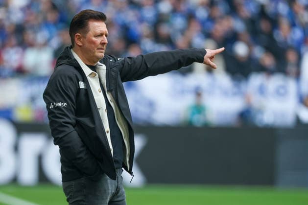 2. Bundesliga - FC Schalke 04 - Hannover 96 am 15.03.2026 in der Veltins-Arena auf Schalke Trainer Christian Titz (Hannover) gibt lautstark Anweisungen