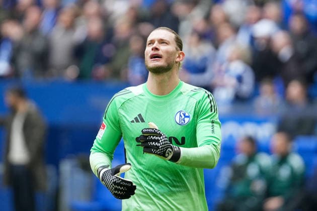 Fussball: 2. Bundesliga, 26. Spieltag, FC Schalke 04 - Hannover 96 am 15.03.2026 in Gelsenkirchen (VELTINS-Arena), Deutschland, Saison 2025 2026: DFB DFL REGULATIONS PROHIBIT ANY USE OF PHOTOGRAPHS as IMAGE SEQUENCES and or QUASI-VIDEO: Im Fokus Karius, Loris (1,S04). Gelsenkirchen VELTINS-Arena Deutschland