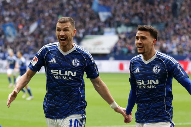 Gelsenkirchen, Germany, 15.03.26, Edin Dzeko (FC Schalke 04) jubelt nach seinem Tor zum 1:0 mit Dejan Ljubicic (FC Schalke 04) während des Spiels der 2. Bundesliga zwischen FC Schalke 04 - Hannover 96 in der Veltins Arena in Gelsenkirchen. (Photo by Joachim Bywaletz) DFB DFL REGULATIONS PROHIBIT ANY USE OF PHOTOGRAPHS AS IMAGE SEQUENCES AND OR QUASI-VIDEO.