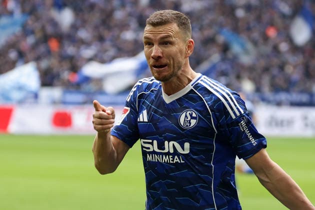 Gelsenkirchen, Germany, 15.03.26, Edin Dzeko (FC Schalke 04) jubelt nach seinem Tor zum 1:0 während des Spiels der 2. Bundesliga zwischen FC Schalke 04 - Hannover 96 in der Veltins Arena in Gelsenkirchen. (Photo by Joachim Bywaletz) DFB DFL REGULATIONS PROHIBIT ANY USE OF PHOTOGRAPHS AS IMAGE SEQUENCES AND OR QUASI-VIDEO.