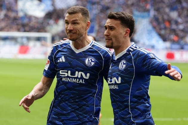 Gelsenkirchen, Germany, 15.03.26, Edin Dzeko (FC Schalke 04) jubelt nach seinem Tor zum 1:0 mit Dejan Ljubicic (FC Schalke 04) während des Spiels der 2. Bundesliga zwischen FC Schalke 04 - Hannover 96 in der Veltins Arena in Gelsenkirchen. (Photo by Joachim Bywaletz) DFB DFL REGULATIONS PROHIBIT ANY USE OF PHOTOGRAPHS AS IMAGE SEQUENCES AND OR QUASI-VIDEO.