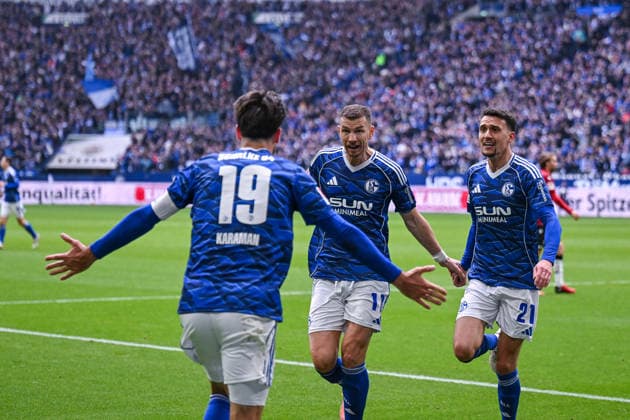 15.03.2026, Fussball, 2. Bundesliga, Saison 2025 2026, 26. Spieltag, FC Schalke 04 - Hannover 96, Edin DÅ¾eko Dzeko (FC Schalke 04) freut sich über das Tor zum 1:0, Kenan Karaman (FC Schalke 04) (l), Dejan Ljubicic (FC Schalke 04) (r) xRHR-FOTO YYx
