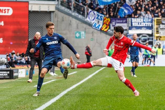 Semi Sahin (1.FC Kaiserslautern) im Zweikampf mit Dzenis Burnic (Karlsruher SC), 1. FC Kaiserslautern vs Karlsruher SC, Fussball, 2. Bundesliga, 26. Spieltag, Saison 2025 2026, 15.03.2026 1. FC Kaiserslautern vs Karlsruher SC, Fussball, 2. Bundesliga, 26. Spieltag, Saison 2025 2026, 15.03.2026