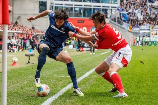 Jisoo Kim (1.FC Kaiserslautern) im Zweikampf mit Roko Simic (Karlsruher SC), 1. FC Kaiserslautern vs Karlsruher SC, Fussball, 2. Bundesliga, 26. Spieltag, Saison 2025 2026, 15.03.2026 1. FC Kaiserslautern vs Karlsruher SC, Fussball, 2. Bundesliga, 26. Spieltag, Saison 2025 2026, 15.03.2026