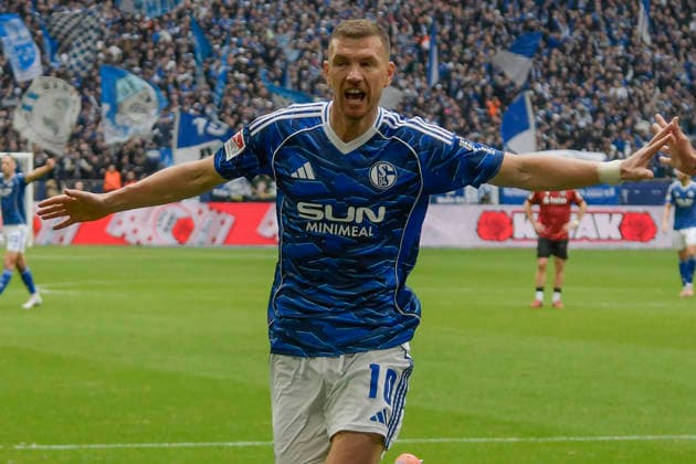 Edin Dzeko (Schalke 10) jubelt nach dem Tor zum 1:0 15.03.2026 ¢ Fussball ¢ FC Schalke 04 vs Hannover 96, Veltins-Arena, Gelsenkirchen, DFB DFL REGULATIONS PROHIBIT ANY USE OF PHOTOGRAPHS AS IMAGE SEQUENCES AND OR QUASI-VIDEO
