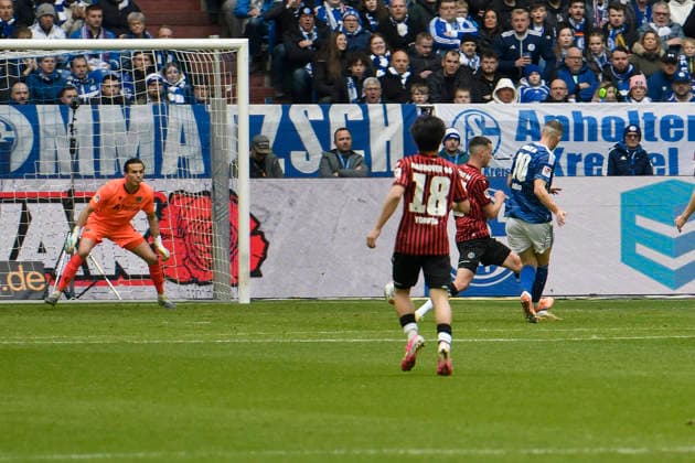 Edin Dzeko (Schalke 10) erzielt das Tor zum 1:0 15.03.2026 ¢ Fussball ¢ FC Schalke 04 vs Hannover 96, Veltins-Arena, Gelsenkirchen, DFB DFL REGULATIONS PROHIBIT ANY USE OF PHOTOGRAPHS AS IMAGE SEQUENCES AND OR QUASI-VIDEO