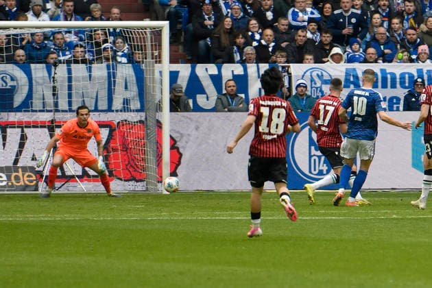 Edin Dzeko (Schalke 10) erzielt das Tor zum 1:0 15.03.2026 ¢ Fussball ¢ FC Schalke 04 vs Hannover 96, Veltins-Arena, Gelsenkirchen, DFB DFL REGULATIONS PROHIBIT ANY USE OF PHOTOGRAPHS AS IMAGE SEQUENCES AND OR QUASI-VIDEO