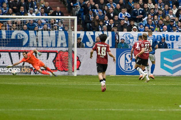Edin Dzeko (Schalke 10) erzielt das Tor zum 1:0 15.03.2026 ¢ Fussball ¢ FC Schalke 04 vs Hannover 96, Veltins-Arena, Gelsenkirchen, DFB DFL REGULATIONS PROHIBIT ANY USE OF PHOTOGRAPHS AS IMAGE SEQUENCES AND OR QUASI-VIDEO