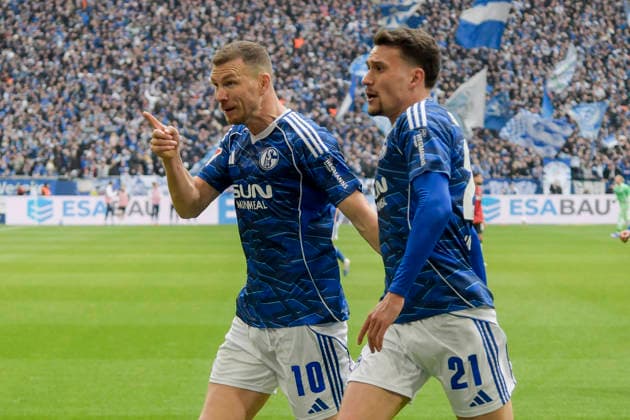 Edin Dzeko (Schalke 10) jubelt nach dem Tor zum 1:0 mit Dejan Ljubicic (Schalke 21) 15.03.2026 ¢ Fussball ¢ FC Schalke 04 vs Hannover 96, Veltins-Arena, Gelsenkirchen, DFB DFL REGULATIONS PROHIBIT ANY USE OF PHOTOGRAPHS AS IMAGE SEQUENCES AND OR QUASI-VIDEO
