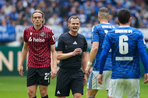 Fussball: 2. Bundesliga, 26. Spieltag, FC Schalke 04 - Hannover 96 am 15.03.2026 in Gelsenkirchen (VELTINS-Arena), Deutschland, Saison 2025 2026: DFB DFL REGULATIONS PROHIBIT ANY USE OF PHOTOGRAPHS as IMAGE SEQUENCES and or QUASI-VIDEO: Im Fokus Dr. Robin Braun (Schiedsrichterin) im Gespräch mit Dzeko, Edin (10,S04). Gelsenkirchen VELTINS-Arena Deutschland